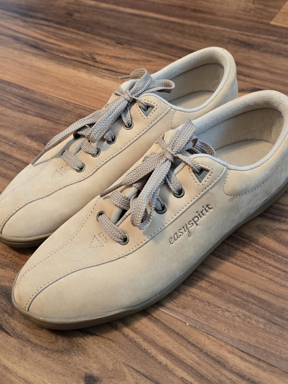 Easy Spirit Casual Lace-Up Sneakers in Beige, Leather Upper, Size 9, Like New